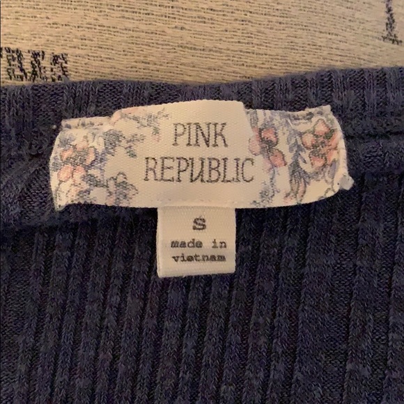 T-Shirt - Picture 3 of 3